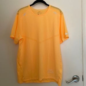 Nike Rise 365 Run Division in Yellow